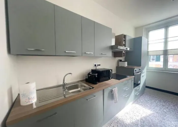 C Moderno Soleggiato Vista Cattedrale جنوة